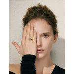 Anel dourado brilhante gota