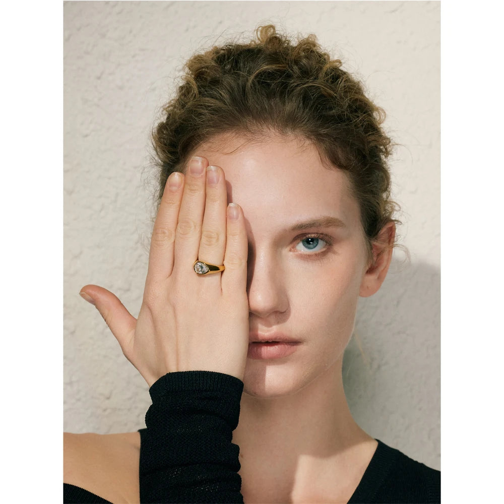 Anel dourado brilhante gota